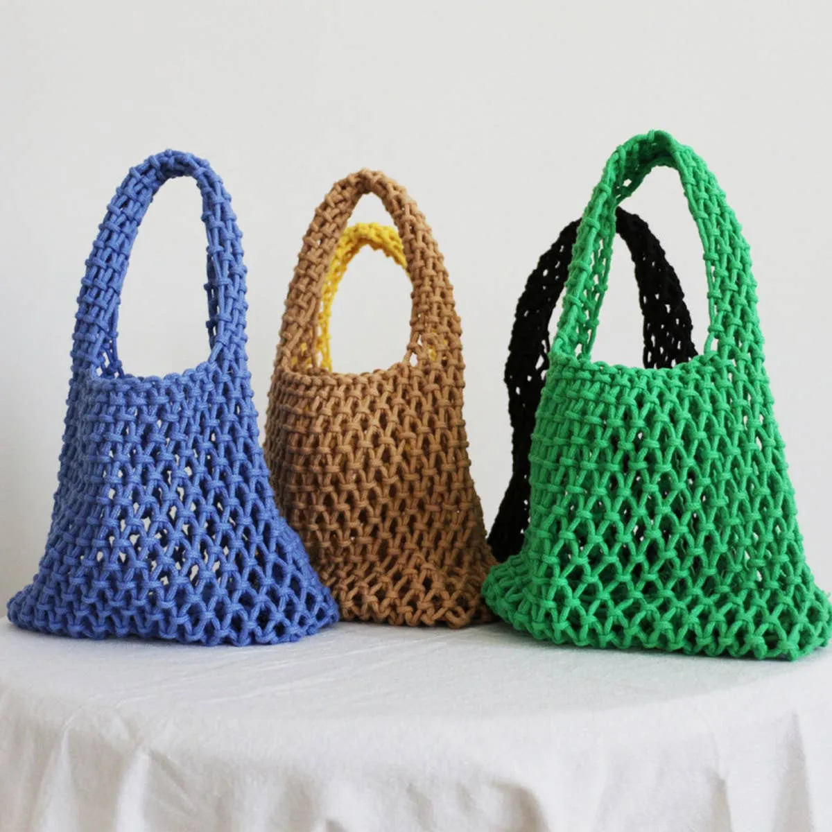 SOLID COLOR HOLLOW MESH WOVEN BUCKET BAG_CWAB1989: Black / (OS) 1