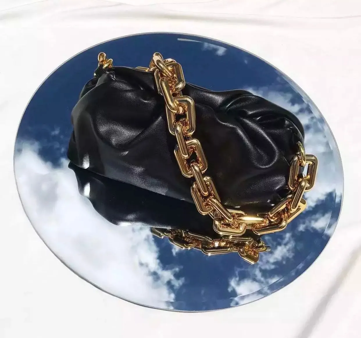 Thick chain shoulder purses.