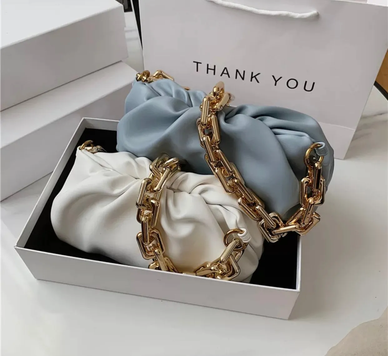 Thick chain shoulder purses.