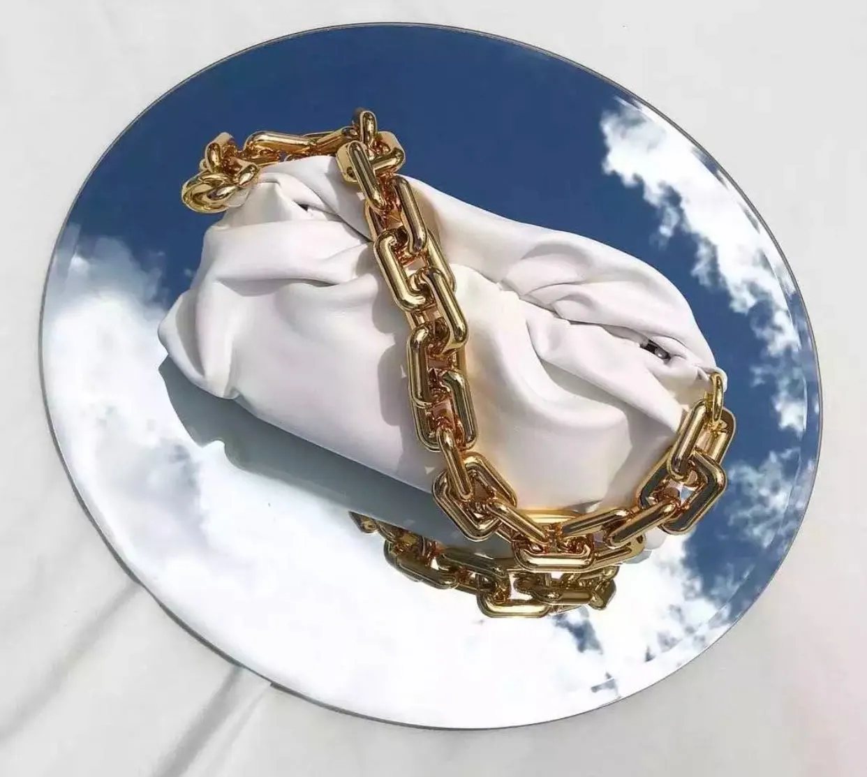Thick chain shoulder purses.