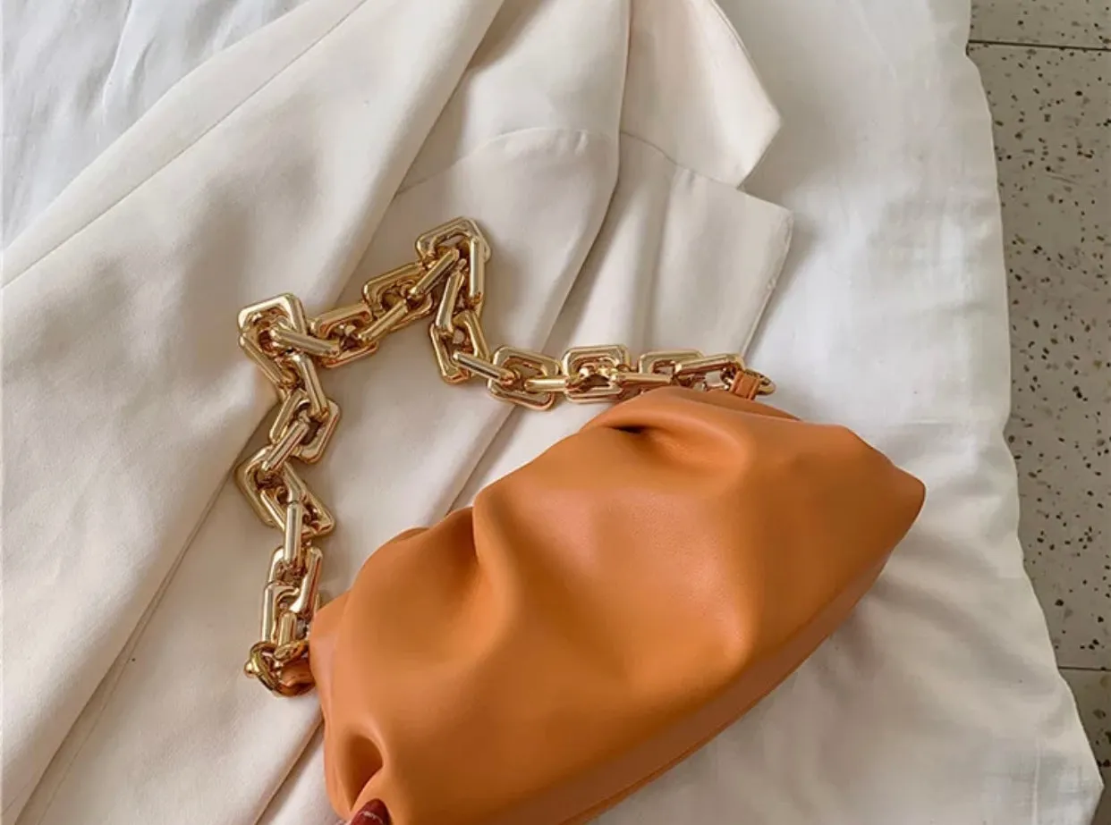Thick chain shoulder purses.