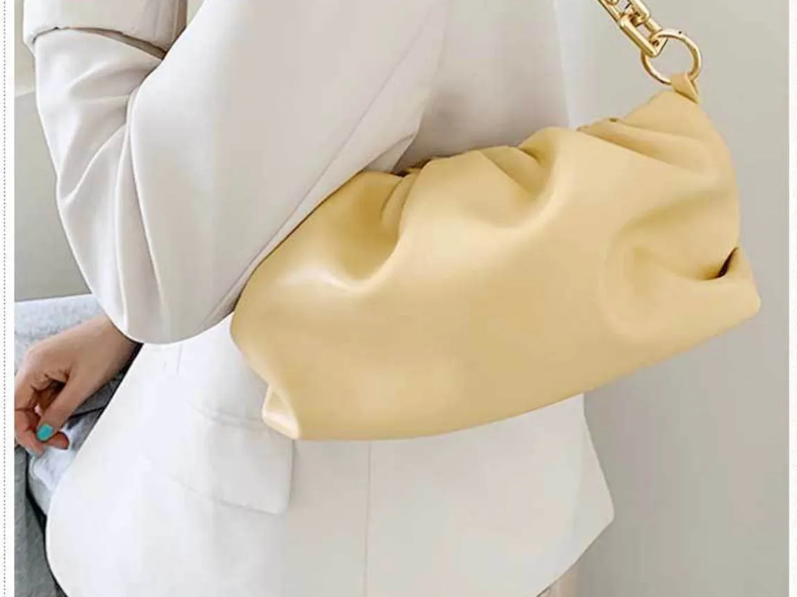 Thick chain shoulder purses.